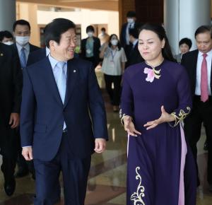 박병석 국회의장, 베트남 첫 공식 일정, 응우옌 티 투 하 닝빙성 당서기와 면담 가져