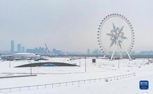천연 얼음에서 경제적 이익 창출하는 중국 동북 관광지 하얼빈